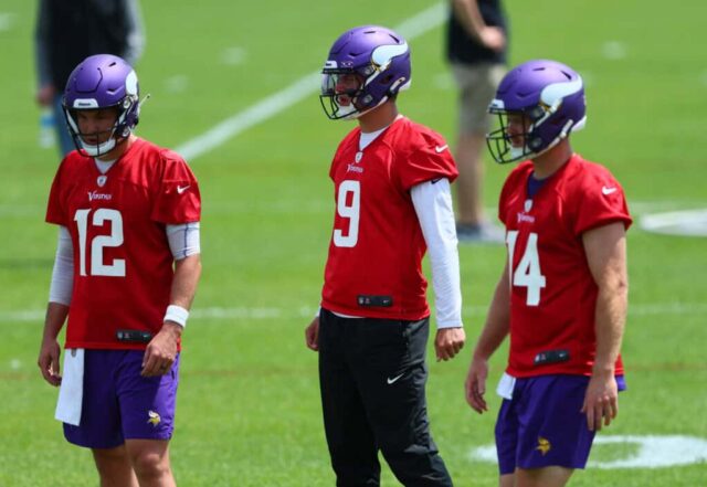 EAGAN, MINNESOTA - 04 DE JUNHO: (LR) Os quarterbacks Nick Mullens # 12, JJ McCarthy # 9 e Sam Darnold # 14 do treino do Minnesota Vikings durante o minicamp obrigatório do Minnesota Vikings no Twin Cities Orthopaedics Performance Center em 04 de junho de 2024 em Eagan, Minnesota .