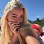 Olivia Dunne tira uma selfie na praia de Malibu.