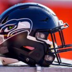 Um capacete do Seattle Seahawks fica no banco durante o jogo contra o Kansas City Chiefs no Arrowhead Stadium em 24 de dezembro de 2022 em Kansas City, Missouri.