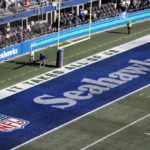 SEATTLE, WASHINGTON - 29 DE OUTUBRO: O logotipo do retrocesso do Seattle Seahawks é visto no Lumen Field antes do jogo contra o Cleveland Browns em 29 de outubro de 2023 em