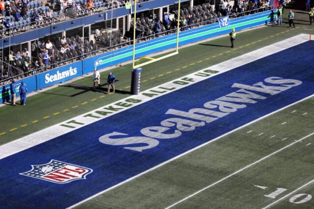 SEATTLE, WASHINGTON - 29 DE OUTUBRO: O logotipo do retrocesso do Seattle Seahawks é visto no Lumen Field antes do jogo contra o Cleveland Browns em 29 de outubro de 2023 em