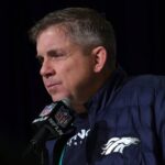 O técnico Sean Payton, do Denver Broncos, fala à mídia durante o NFL Combine no Centro de Convenções de Indiana em 28 de fevereiro de 2023 em Indianápolis, Indiana.