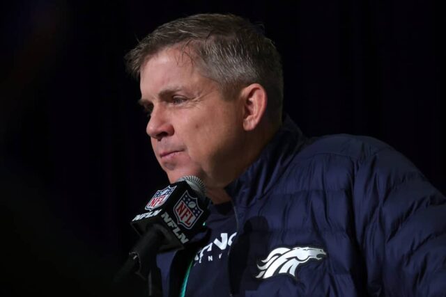 O técnico Sean Payton, do Denver Broncos, fala à mídia durante o NFL Combine no Centro de Convenções de Indiana em 28 de fevereiro de 2023 em Indianápolis, Indiana.