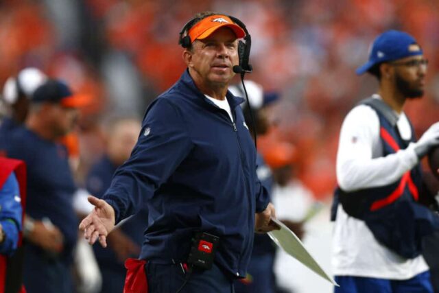 O técnico Sean Payton, do Denver Broncos, reage a uma ligação durante o terceiro quarto contra o Las Vegas Raiders no Empower Field At Mile High em 10 de setembro de 2023 em Denver, Colorado.