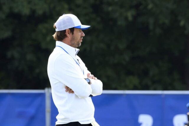 WESTFIELD, INDIANA - 25 DE JULHO: O técnico Shane Steichen do Indianapolis Colts observa durante o campo de treinamento no Grand Park Sports Campus em 25 de julho de 2024 em Westfield, Indiana.