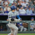 Shohei Ohtani rebatendo durante Dodgers vs Rockies em 17 de junho