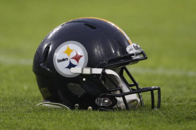 Uma visão detalhada de um capacete do Pittsburgh Steelers é vista antes do jogo do Pittsburgh Steelers contra o Baltimore Ravens no M&T Bank Stadium em 29 de dezembro de 2019 em Baltimore, Maryland.