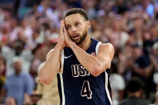 PARIS, FRANÇA - 10 DE AGOSTO: Stephen Curry nº 4 da equipe dos Estados Unidos reage após uma cesta de três pontos durante o jogo da medalha de ouro masculina entre a equipe da França e a equipe dos Estados Unidos no décimo quinto dia dos Jogos Olímpicos de Paris 2024 na Bercy Arena em 10 de agosto, 2024 em Paris, França. 