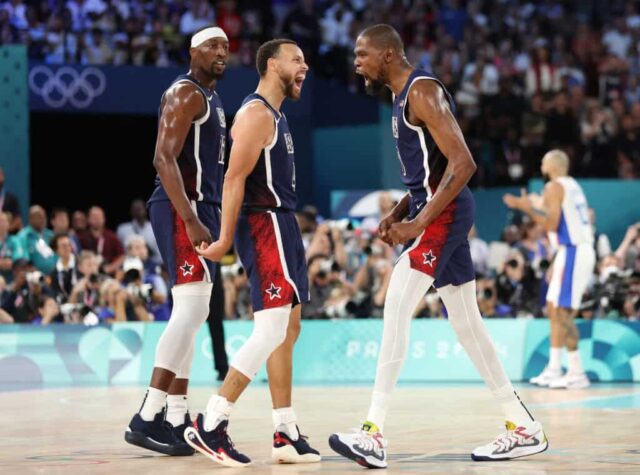 PARIS, FRANÇA - 10 DE AGOSTO: Bam Adebayo #13, Stephen Curry #4 e Kevin Durant #7 da equipe dos Estados Unidos reagem durante o jogo da medalha de ouro masculina entre a equipe da França e a equipe dos Estados Unidos no décimo quinto dia dos Jogos Olímpicos de Paris 2024 em Bercy Arena em 10 de agosto de 2024 em Paris, França. 