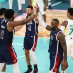 PARIS, FRANÇA - 06 DE AGOSTO: Joel Embiid nº 11 da equipe dos Estados Unidos cumprimenta Lebron James nº 6 da equipe dos Estados Unidos durante um jogo de quartas de final de basquete masculino entre a equipe dos Estados Unidos e a equipe do Brasil no décimo primeiro dia dos Jogos Olímpicos de Paris 2024 na Bercy Arena em 06 de agosto de 2024 em Paris, França.