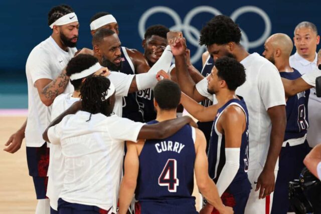 PARIS, FRANÇA - 06 DE AGOSTO: Lebron James nº 6 do time dos Estados Unidos, à esquerda com manga no braço, se reúne com membros do time dos Estados Unidos após sua vitória contra o time do Brasil durante um jogo de quartas de final de basquete masculino entre o time dos Estados Unidos e o time do Brasil no décimo primeiro dia dos Jogos Olímpicos Paris 2024 na Bercy Arena em 06 de agosto de 2024 em Paris, França.