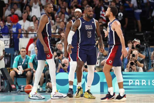 PARIS, FRANÇA - 10 DE AGOSTO: Lebron James nº 6 da equipe dos Estados Unidos reage durante o jogo da medalha de ouro masculina entre a equipe da França e a equipe dos Estados Unidos no décimo quinto dia dos Jogos Olímpicos de Paris 2024 na Bercy Arena em 10 de agosto de 2024 em Paris, França .