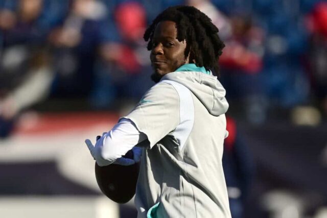 FOXBOROUGH, MASSACHUSETTS - 01 DE JANEIRO: Teddy Bridgewater # 5 do Miami Dolphins aquece contra o New England Patriots no Gillette Stadium em 01 de janeiro de 2023 em Foxborough, Massachusetts. 