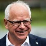 O governador de Minnesota, Tim Walz, chega para falar em uma entrevista coletiva sobre a nova legislação sobre armas na Prefeitura em 1º de agosto de 2024 em Bloomington, Minnesota.  Acredita-se que Walz esteja em uma pequena lista de possíveis companheiros de chapa à vice-presidência da candidata presidencial democrata, vice-presidente Kamala Harris.  (Crédito: Stephen Maturen/Getty Images)