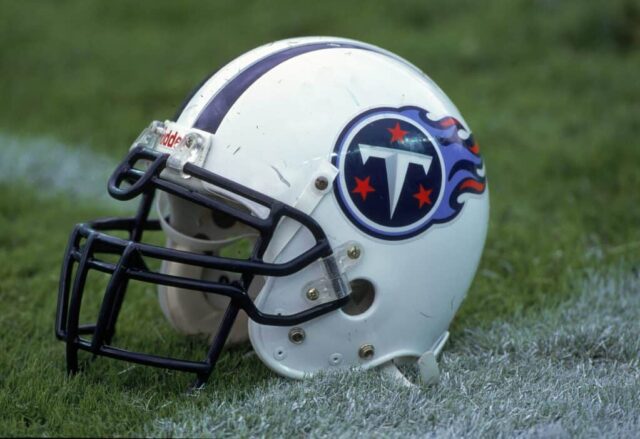 Uma visão geral do capacete do Tennessee Titans após o jogo contra o Cincinnati Bengals no Paul Brown Stadium em Cincinnati, Ohio.  Os Titãs derrotaram os Bengals por 23-