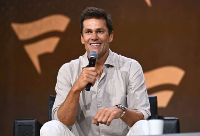 NOVA IORQUE, NOVA IORQUE - 16 DE AGOSTO: Tom Brady fala no Fanatics Fest NYC 2024 no Jacob Javits Center em 16 de agosto de 2024 na cidade de Nova York.