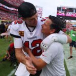 TAMPA, FLÓRIDA - 01 DE JANEIRO: Tom Brady nº 12 do Tampa Bay Buccaneers comemora com Alex Guerrero da TB12 Sports após o jogo contra o Carolina Panthers no Raymond James Stadium em 01 de janeiro de 2023 em Tampa, Flórida.