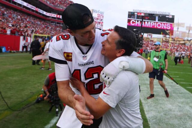 TAMPA, FLÓRIDA - 01 DE JANEIRO: Tom Brady nº 12 do Tampa Bay Buccaneers comemora com Alex Guerrero da TB12 Sports após o jogo contra o Carolina Panthers no Raymond James Stadium em 01 de janeiro de 2023 em Tampa, Flórida.