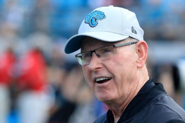 JACKSONVILLE, FL - 25 DE AGOSTO: Vice-presidente executivo de operações de futebol do Jacksonville Jaguars, Tom Coughlin, assiste à ação antes de um jogo de pré-temporada contra o Atlanta Falcons no TIAA Bank Field em 25 de agosto de 2018 em Jacksonville, Flórida.