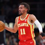 ATLANTA, GEÓRGIA - 10 DE ABRIL: Trae Young # 11 do Atlanta Hawks comanda o ataque contra o Charlotte Hornets durante o segundo quarto na State Farm Arena em 10 de abril de 2024 em Atlanta, Geórgia. NOTA AO USUÁRIO: O usuário reconhece e concorda expressamente que, ao baixar e/ou usar esta fotografia, o usuário concorda com os termos e condições do Contrato de Licença da Getty Images.