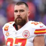 BALTIMORE, MARYLAND - 28 DE JANEIRO: Travis Kelce # 87 do Kansas City Chiefs observa antes do jogo do campeonato AFC contra o Baltimore Ravens no M&T Bank Stadium em 28 de janeiro de 2024 em Baltimore, Maryland.