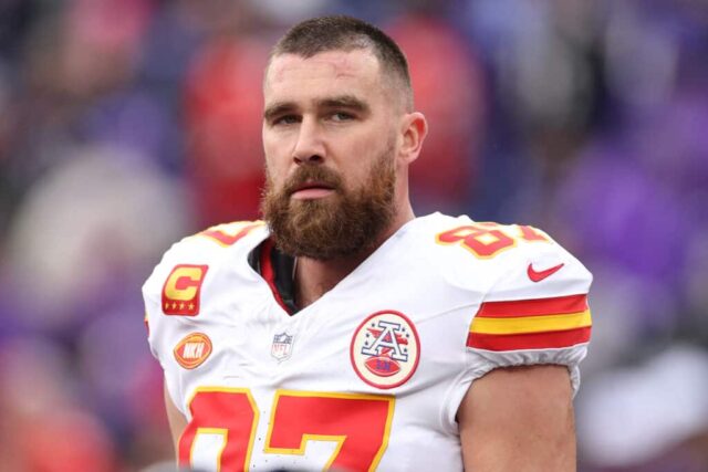 BALTIMORE, MARYLAND - 28 DE JANEIRO: Travis Kelce # 87 do Kansas City Chiefs observa antes do jogo do campeonato AFC contra o Baltimore Ravens no M&T Bank Stadium em 28 de janeiro de 2024 em Baltimore, Maryland.