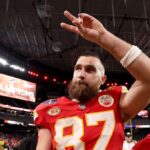 LAS VEGAS, NEVADA - 11 DE FEVEREIRO: Travis Kelce # 87 do Kansas City Chiefs reage após derrotar o San Francisco 49ers por 25-22 durante o Super Bowl LVIII no Allegiant Stadium em 11 de fevereiro de 2024 em Las Vegas, Nevada.