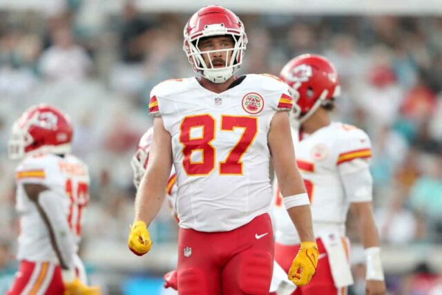 JACKSONVILLE, FLÓRIDA - 10 DE AGOSTO: Travis Kelce # 87 do Kansas City Chiefs em ação durante a primeira metade do jogo de pré-temporada da NFL contra o Jacksonville Jaguars no EverBank Stadium em 10 de agosto de 2024 em Jacksonville, Flórida