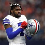 Trevon Diggs, nº 7 do Dallas Cowboys, coloca seu capacete de volta depois que ele foi derrubado durante uma jogada durante o segundo quarto contra o Denver Broncos no AT&T Stadium em 07 de novembro de 2021 em Arlington, Texas.