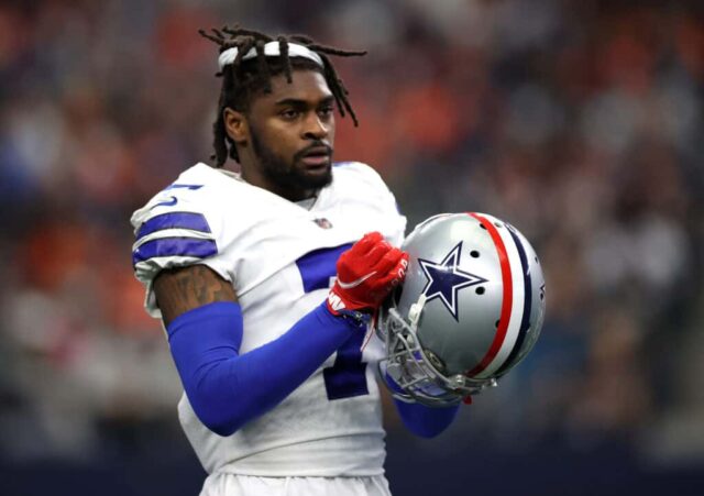 Trevon Diggs, nº 7 do Dallas Cowboys, coloca seu capacete de volta depois que ele foi derrubado durante uma jogada durante o segundo quarto contra o Denver Broncos no AT&T Stadium em 07 de novembro de 2021 em Arlington, Texas.