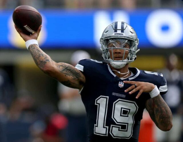 INGLEWOOD, CALIFÓRNIA - 11 DE AGOSTO: Trey Lance nº 19 do Dallas Cowboys passa na derrota por 13-12 para o Los Angeles Rams durante um jogo de pré-temporada no SoFi Stadium em 11 de agosto de 2024 em Inglewood, Califórnia.