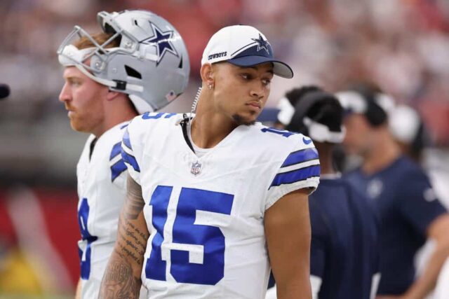 O quarterback Trey Lance nº 15 do Dallas Cowboys está fora do campo durante o jogo da NFL no State Farm Stadium em 24 de setembro de 2023 em Glendale, Arizona. Os Cardinals derrotaram os Cowboys por 28-16.