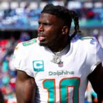 ORCHARD PARK, NOVA IORQUE - 15 DE JANEIRO: Tyreek Hill # 10 do Miami Dolphins se aquece antes de um jogo contra o Buffalo Bills no jogo de playoff AFC Wild Card no Highmark Stadium em 15 de janeiro de 2023 em Orchard Park, Nova York.