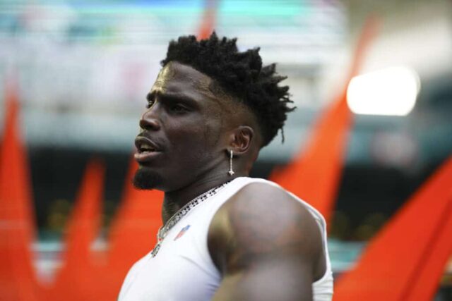 MIAMI GARDENS, FLÓRIDA - 17 DE AGOSTO: Tyreek Hill # 10 do Miami Dolphins observa antes de um jogo de pré-temporada contra o Washington Commanders no Hard Rock Stadium em 17 de agosto de 2024 em Miami Gardens, Flórida. 