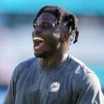 Tyreek Hill nº 10 do Miami Dolphins se aquece antes de um jogo de pré-temporada contra o Jacksonville Jaguars no TIAA Bank Field em 26 de agosto de 2023 em Jacksonville, Flórida.