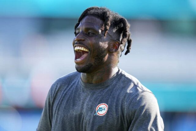 Tyreek Hill nº 10 do Miami Dolphins se aquece antes de um jogo de pré-temporada contra o Jacksonville Jaguars no TIAA Bank Field em 26 de agosto de 2023 em Jacksonville, Flórida.