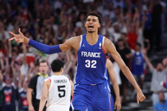 LILLE, FRANÇA - 30 DE JULHO: Victor Wembanyama nº 32 da equipe francesa reage após fazer uma cesta de três pontos durante uma partida da fase de grupo masculino-grupo B entre Japão e França no quarto dia dos Jogos Olímpicos de Paris 2024 no Stade Pierre Mauroy em 30 de julho , 2024 em Lille, França.