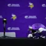 Um capacete do Minnesota Vikings é exibido antes do início de uma coletiva de imprensa para apresentar o técnico Kevin O'Connell no TCO Performance Center em 17 de fevereiro de 2022 em Eagan, Minnesota.