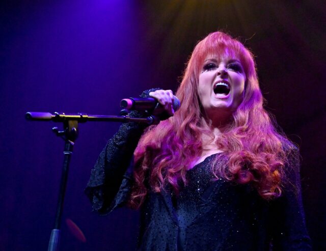 Wynonna Judd no concerto beneficente do Dia Mundial da Saúde Mental do Handle With Care: um tributo a Tom Petty