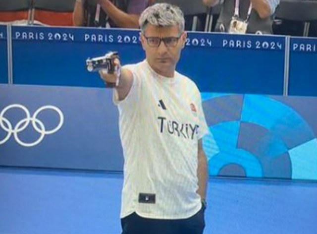 Yusuf Dikec se tornou uma sensação nas redes sociais por sua abordagem casual de tiro (Foto: X/Jogos Olímpicos)