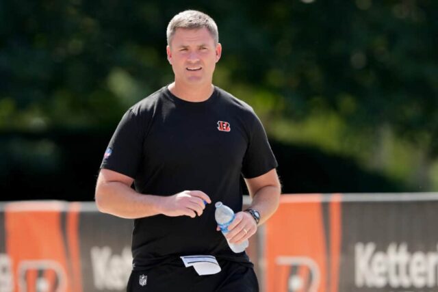 CINCINNATI, OHIO - 04 DE JUNHO: O técnico Zac Taylor do Cincinnati Bengals caminha para os campos durante um treino fora de temporada da OTA no Kettering Health Bengals Practice Fields em 04 de junho de 2024 em Cincinnati, Ohio. 