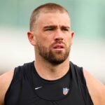 ASHBURN, VA - 25 DE JULHO: Zach Ertz # 86 dos Comandantes de Washington observa durante o campo de treinamento no Centro de Treinamento OrthoVirginia no Commanders Park em 25 de julho de 2024 em Ashburn, Virgínia.