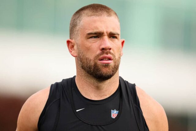 ASHBURN, VA - 25 DE JULHO: Zach Ertz # 86 dos Comandantes de Washington observa durante o campo de treinamento no Centro de Treinamento OrthoVirginia no Commanders Park em 25 de julho de 2024 em Ashburn, Virgínia. 