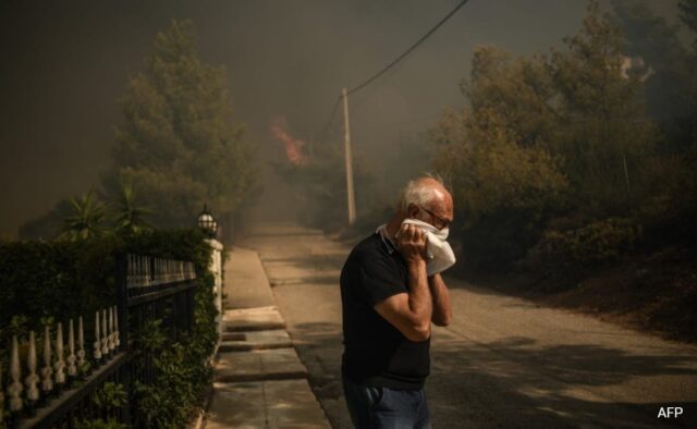 Milhares de pessoas fogem de suas casas depois que incêndios florestais atingem a capital grega