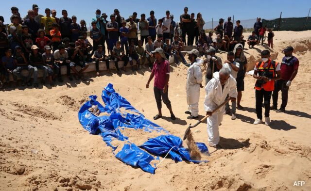 Corpos de 80 palestinos entregues por Israel e enterrados em valas comuns
