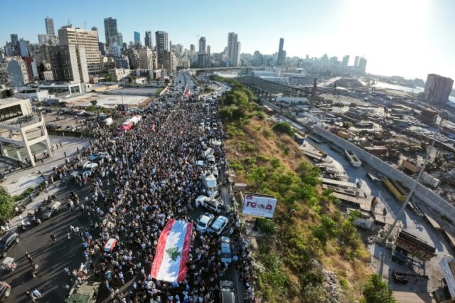 Manifestantes marcham fora do porto de Beirute em 4 de agosto de 2023, para marcar o terceiro aniversário da explosão mortal no porto que devastou grandes áreas da capital libanesa em 2020 (Arquivo: Kameel RAYES / AFP)