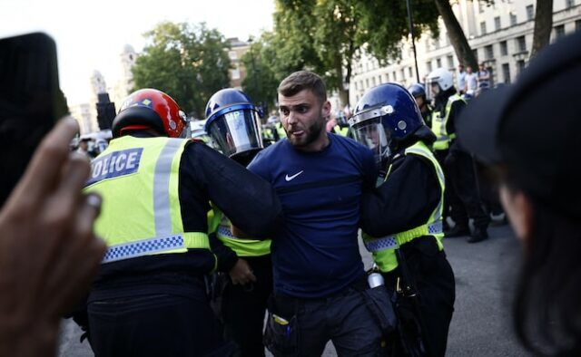 PM do Reino Unido se reunirá com policiais sobre ataque de facadas enquanto manifestantes cantam 'Salve nossos filhos'