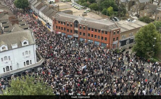 Protestos anti-racismo eclodem no Reino Unido em meio à agitação após manifestações de extrema direita