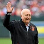 BALTIMORE, MARYLAND - 28 DE MARÇO: O ex-Baltimore Oriole Cal Ripken Jr. acena para a multidão antes do jogo entre o Baltimore Orioles e os Los Angeles Angels no dia de abertura no Oriole Park em Camden Yards em 28 de março de 2024 em Baltimore, Maryland.