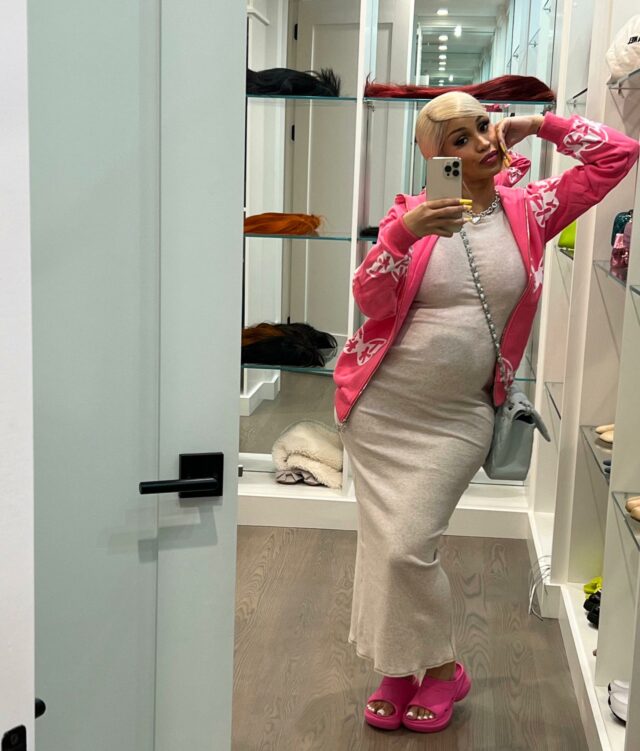 Cardi B mostra barriga de grávida em selfie no espelho